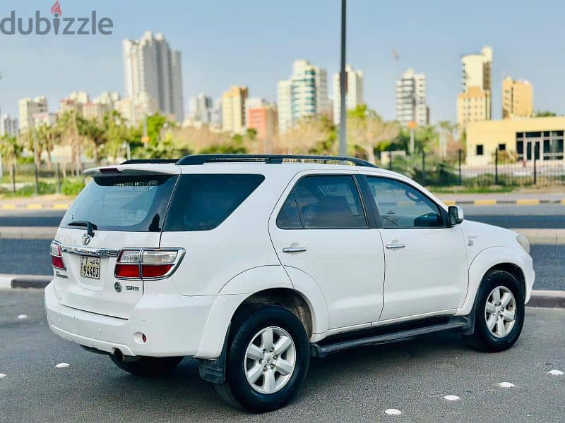 Toyota Fortuner 2010 V6 4