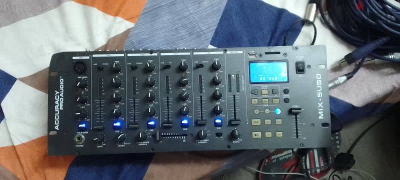 dj mixer with. u. s. b. player 0