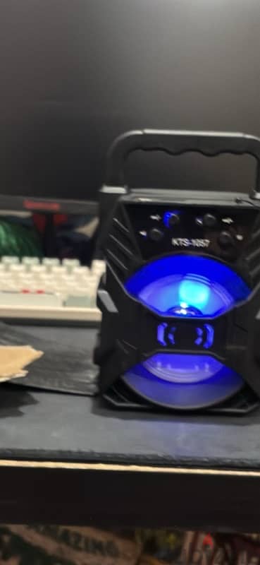 Wireless bluetooth speaker with flashing lights 3