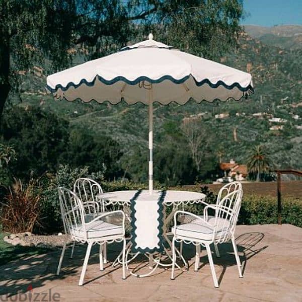 umbrella with round table and chairs 0