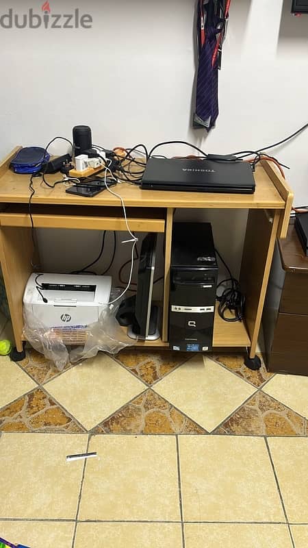 desktop computer with table and all accessories 2