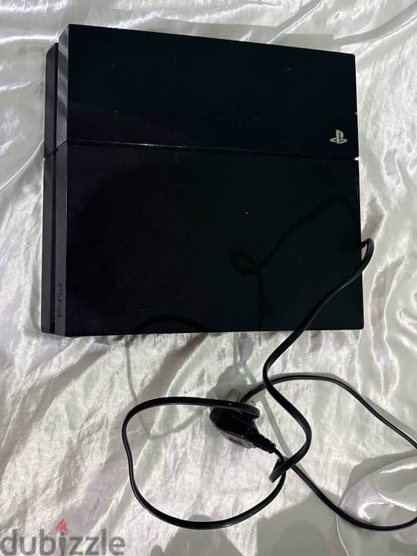 PlayStation 4 + a controller (1 damaged joystick) 0