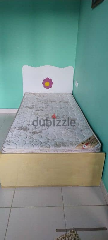 Single bed 90x190, good condition. With mattress 0