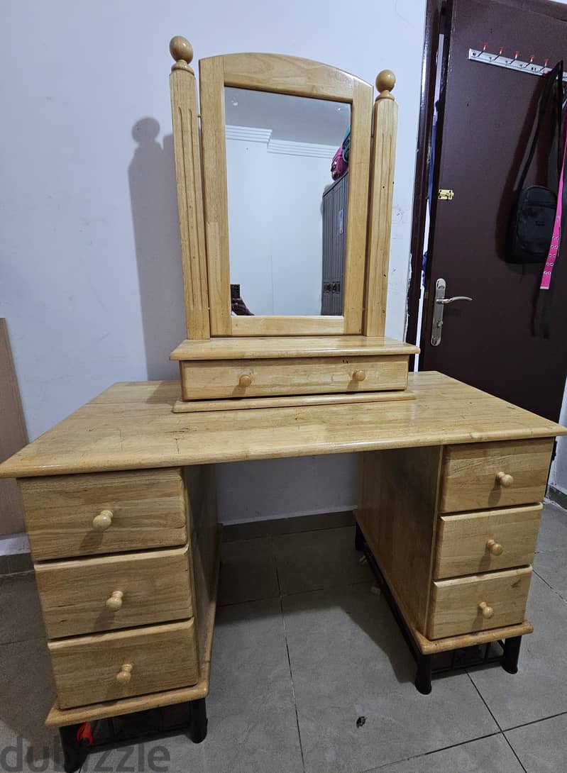 Dressing table with mirror for sale 1