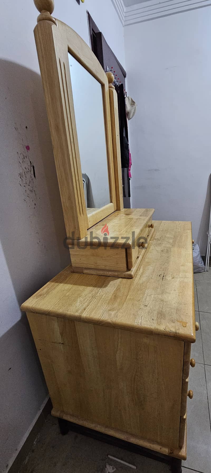 Dressing table with mirror for sale 2