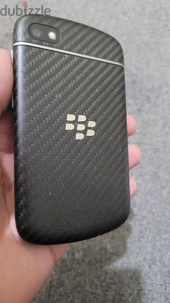 blackberry Q10 looks like new phone orginal sharger orginal battery 4