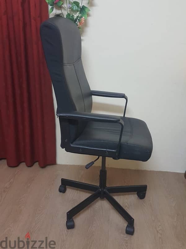 used office leather chair for sale 18KD in Farwaniya 0