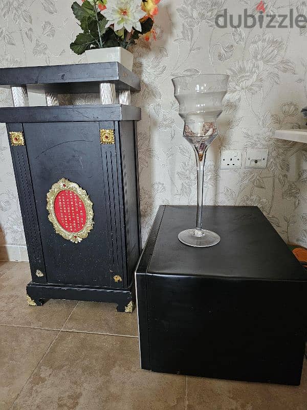 Oven and decorative table. 2