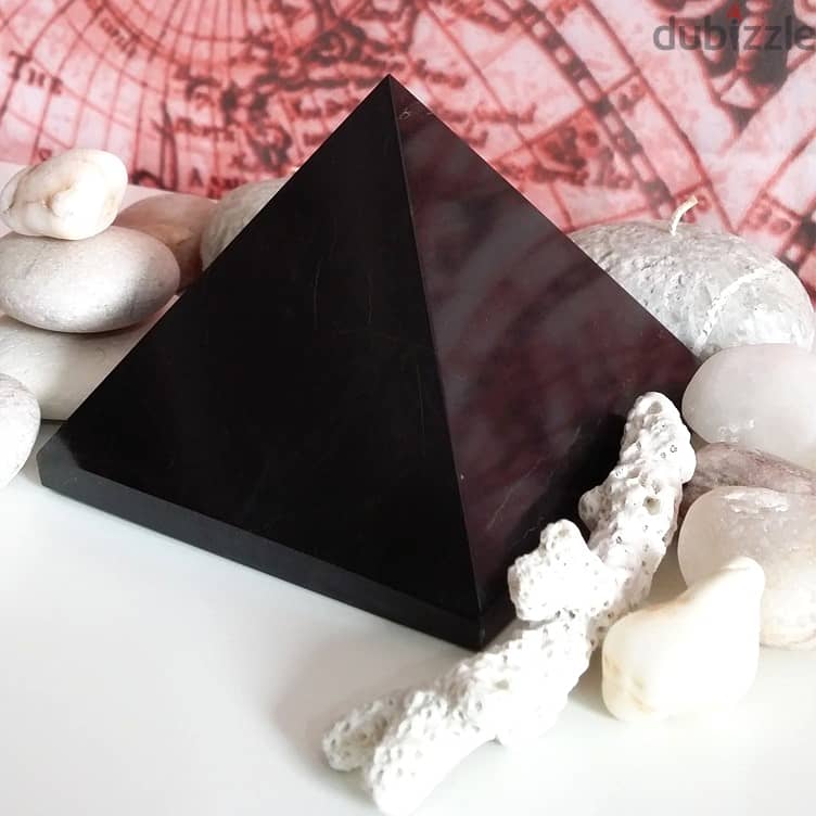 Black Agate Pyramid - 1.2kg حجر عقيق أسود 1