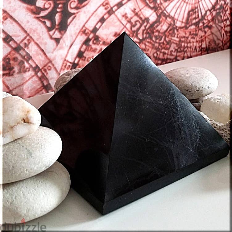 Black Agate Pyramid - 1.2kg حجر عقيق أسود 2