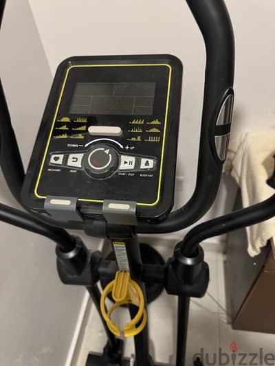 Cross trainer with 16 inbuilt programs for sale