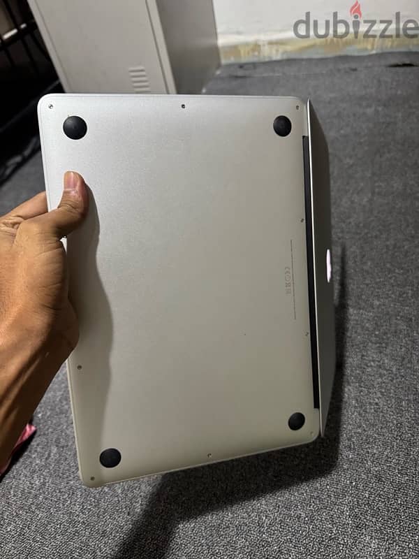 apple macbook air 2017 13inch clean condition with charger 2