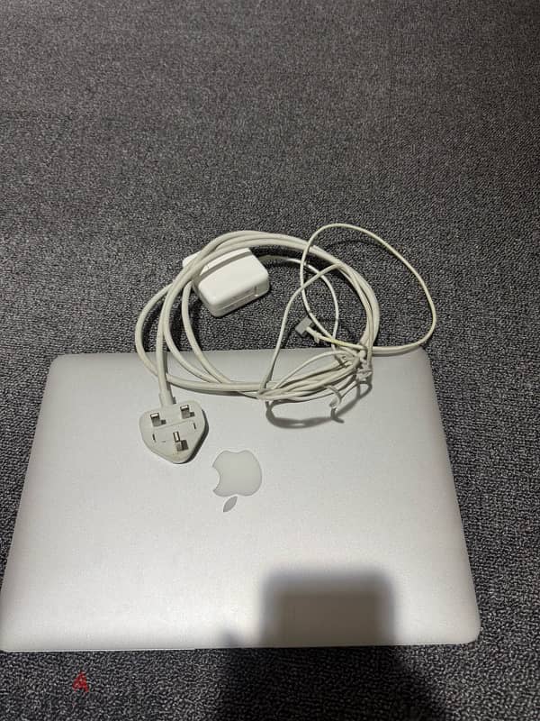 apple macbook air 2017 13inch clean condition with charger 9