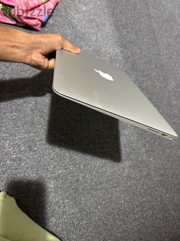 apple macbook air 2017 13inch clean condition with charger 10