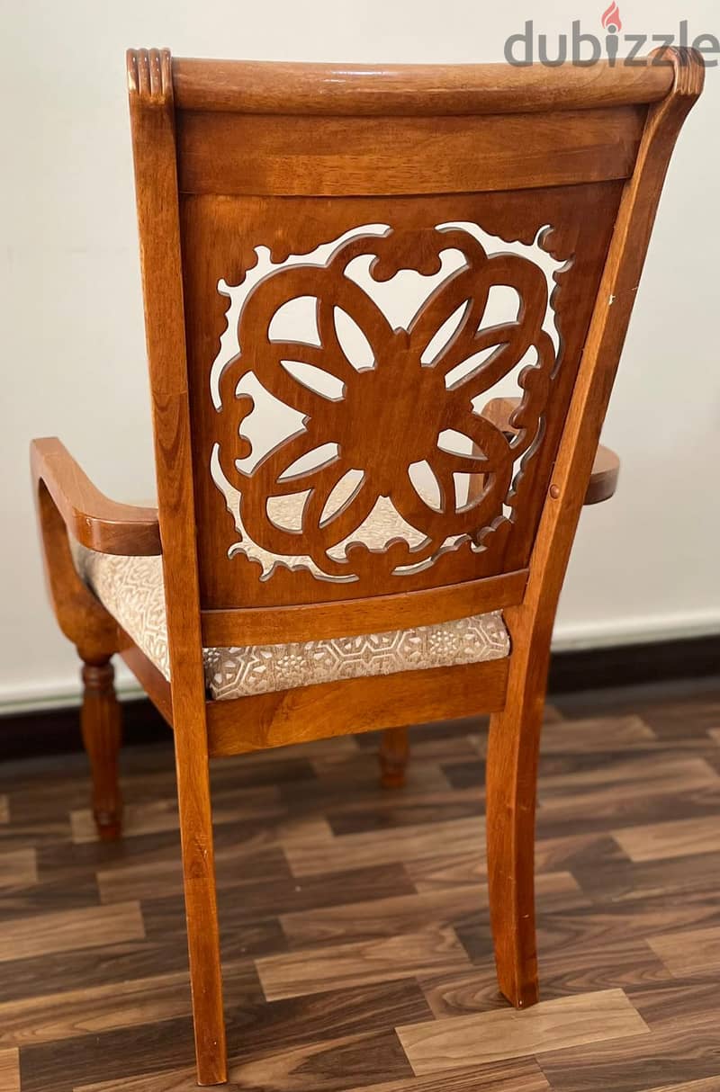 Dining table with 6 chairs - Salmiya Block 12 - KWD. 40 6