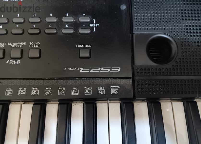 YAMAHA PSR E 253 Musical Instrument for sale in mint condition 2