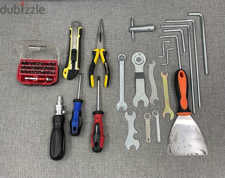 Tools in Excellent Condition شنطة عدة مع طقم عدة للبيع بدواعي السفر 0