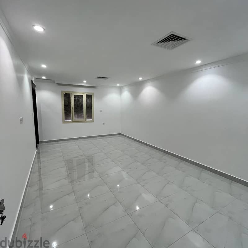 Floor with a roof for rent in Al-Rumaithiya 4