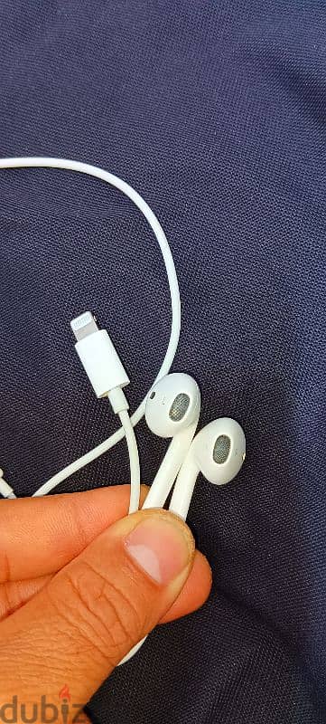 Apple earphone 0