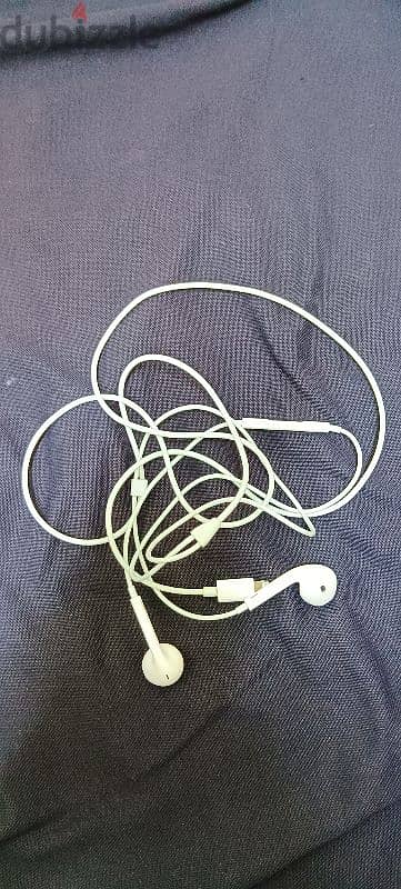 Apple earphone 1