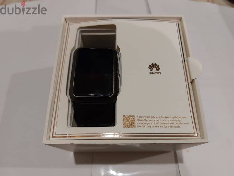 huawei watch D , light used , look as new ,accessories not touched 1