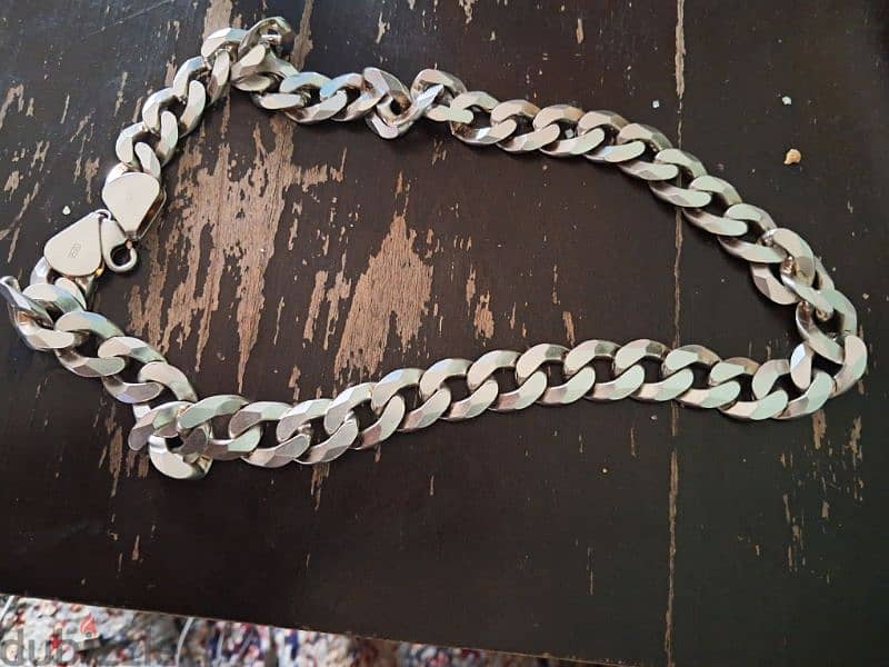 silver chain oriental (925 ) weight  ( 210 ) good condition need call 1