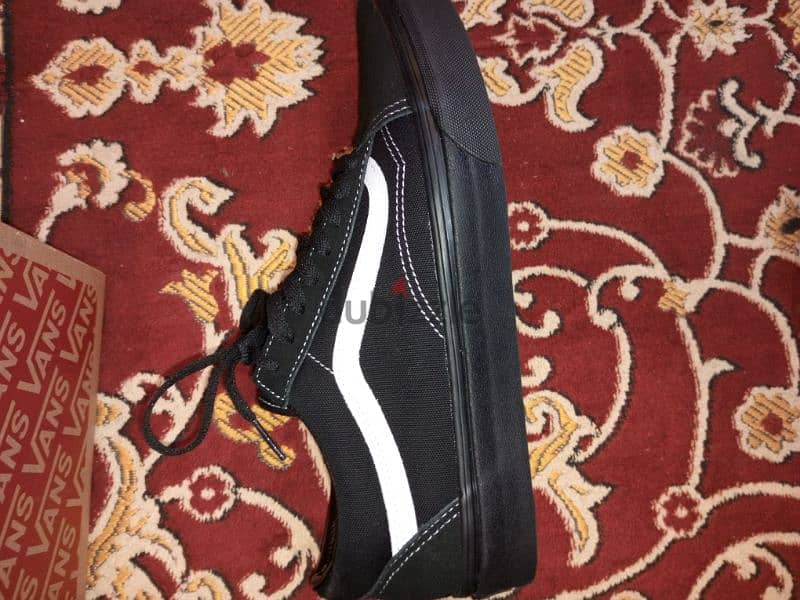 Vans old skool shoes in black 3