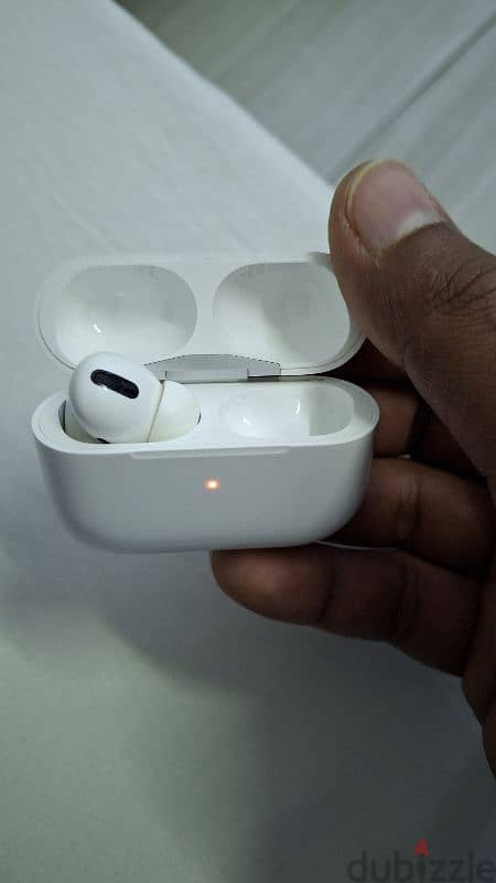 Airpod pro with wirless charging case. 0