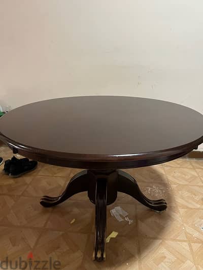 Round dining table