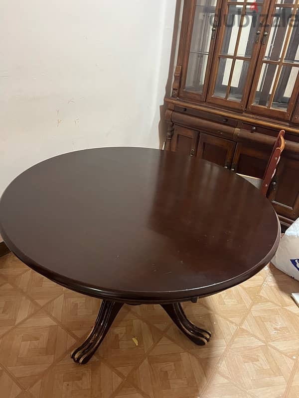 Round dining table 1