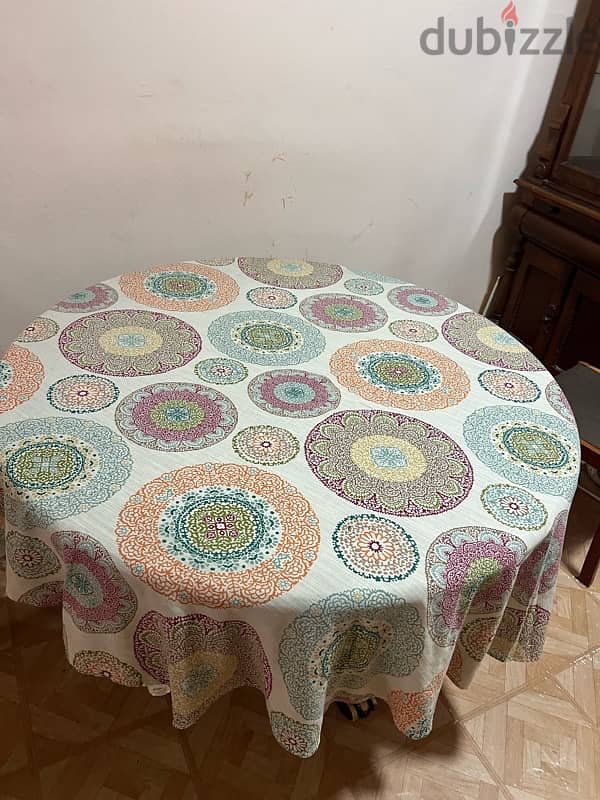 Round dining table 4