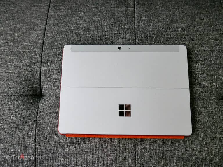 79 KD فرصة ذهبية للبيع MICROSOFT SURFACE GO /128 GB SSD+8 GB RAM 3