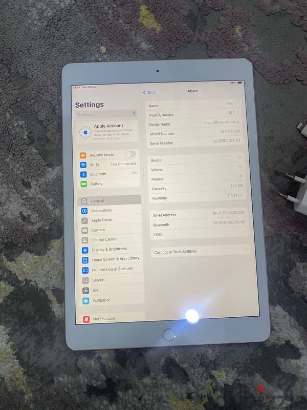 ipad 8 128 gb very good condition 3