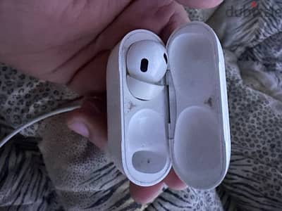 airpods pro 2 white only left pod and charge pod