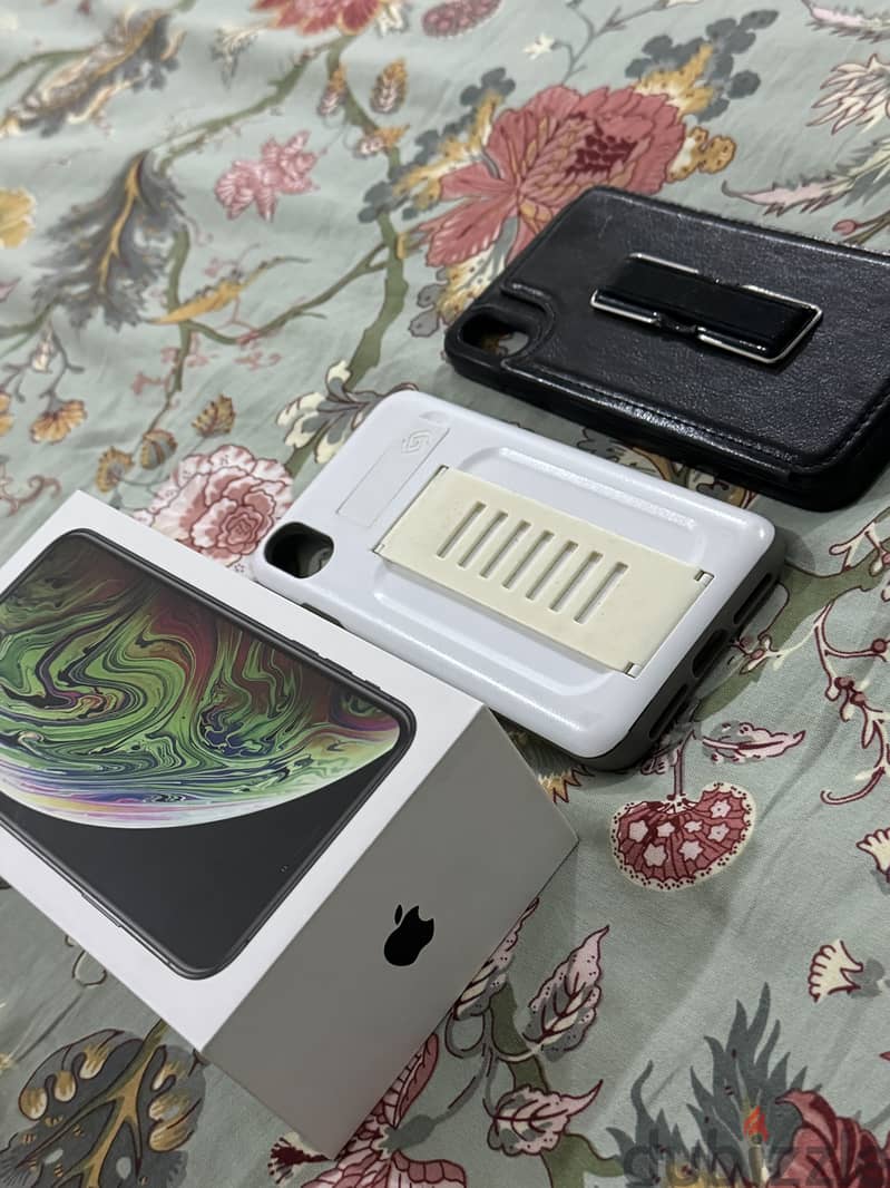 iPhone XS Max 256gb 81% battery + 2 phone covers 2