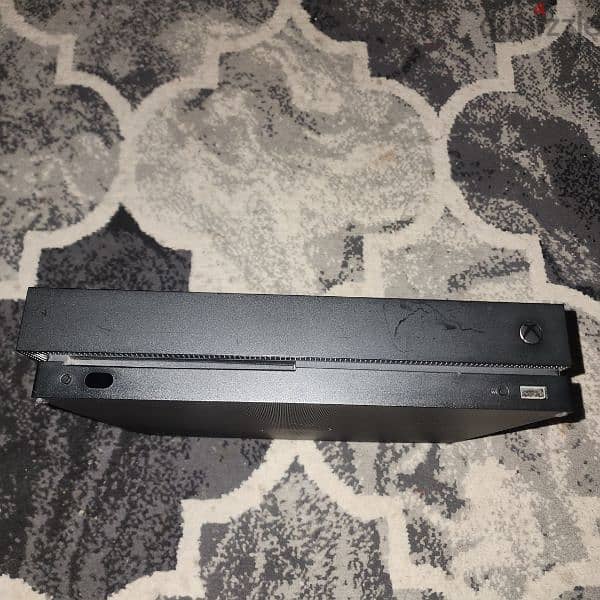 xbox one x 1 TB clean no issues 2