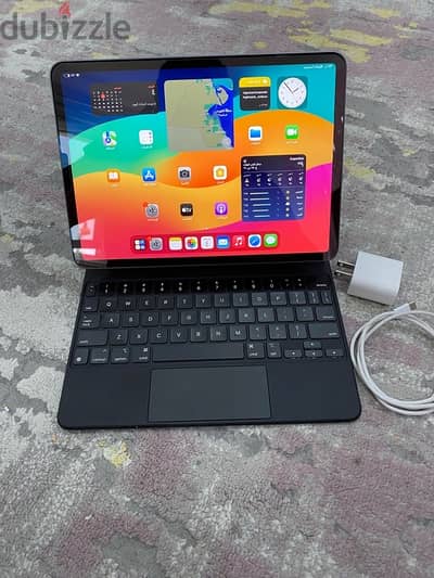 ipad pro m1 128 gb like new with Magic Keyboard