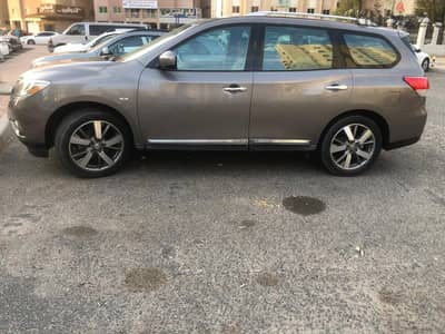 Nissan Pathfinder 2013 SV very good condition