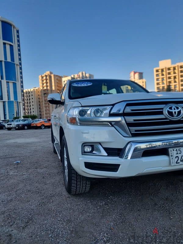 Toyota Land Cruiser 2018 GXR V8 FULL OPTION 1