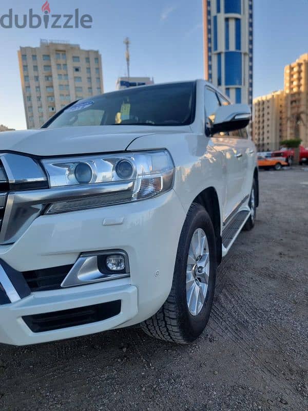 Toyota Land Cruiser 2018 GXR V8 FULL OPTION 9