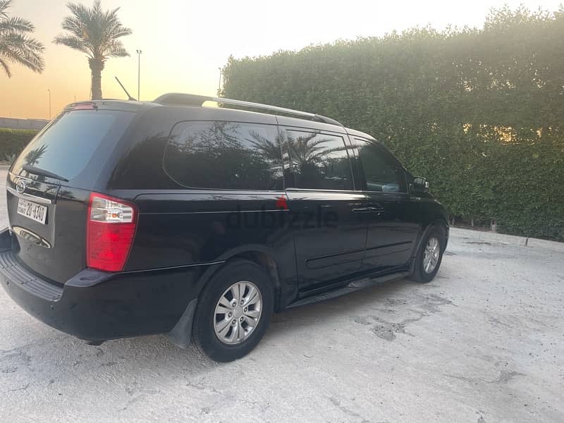 Kia Carnival 2012 1