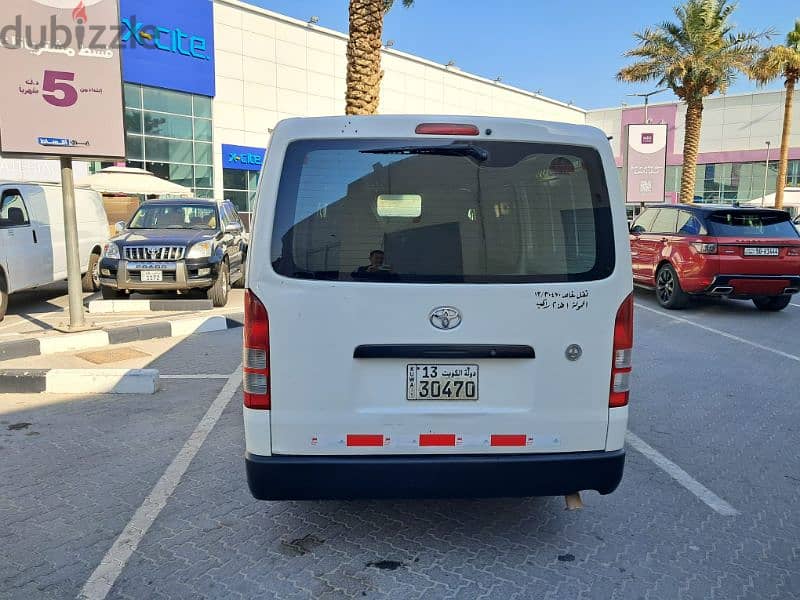 Toyota Hiace Box Cargo 2015 3