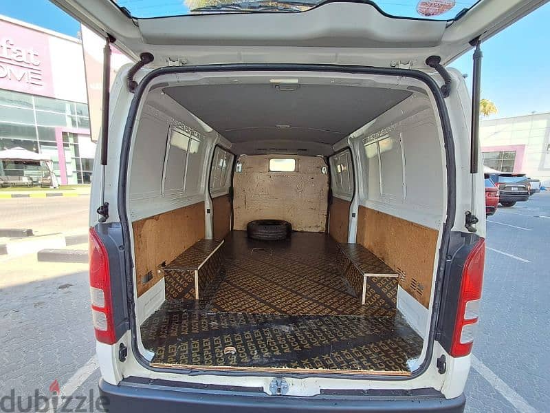 Toyota Hiace Box Cargo 2015 5