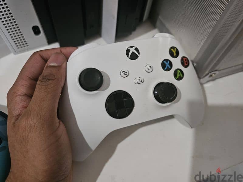 Xbox one X and Xbox one S with 2 controllers 9