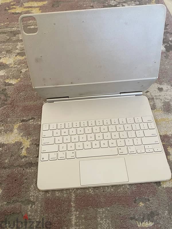 Magic Keyboard apple 12.9 working but not clean 3