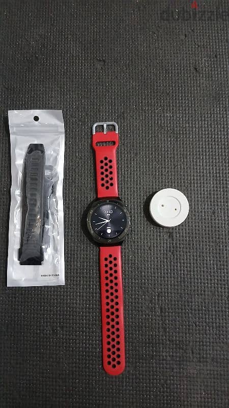 Huawei watch gt2e with charger and extra strap 3