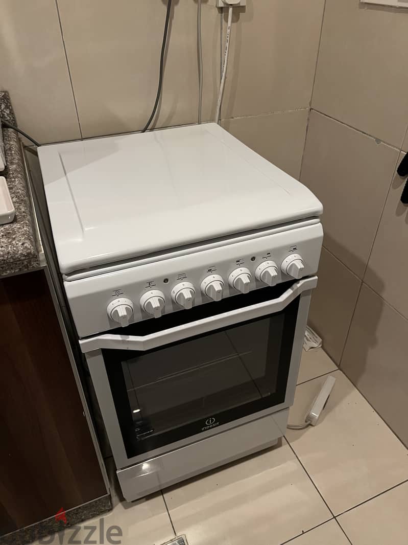 Indesit Electric Cooker - Lightly Used - Needs to be sold by Dec 24 1