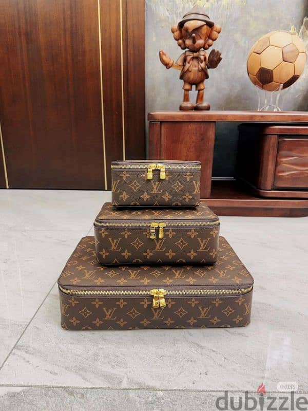 LV makeup bag set 0