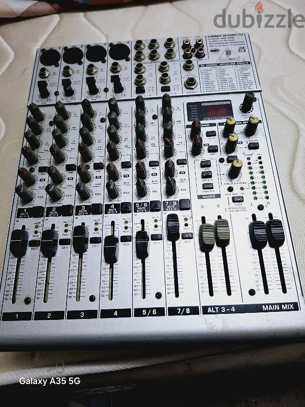 bheringer 8 chanel mixer all chanel working good. 0