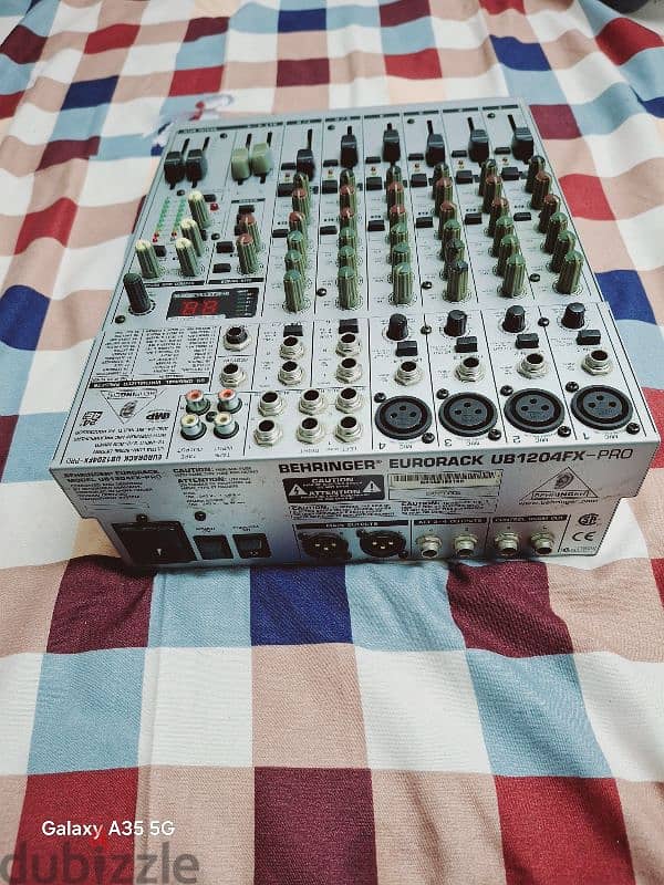 bheringer 8 chanel mixer all chanel working good. 4